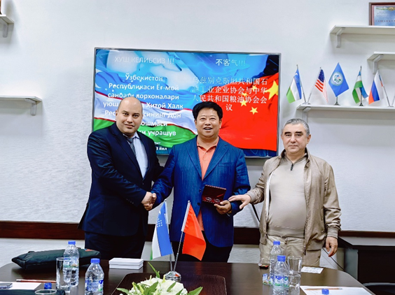 华泰集团董事长闫子鹏与乌兹别克斯坦油脂企业协会会长欧佩克在塔什干举行工作会谈